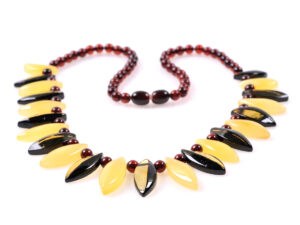 Кехлибарено колие фасетирани листенца