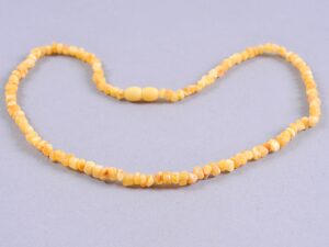 Нежна огърлица бял кехлибар