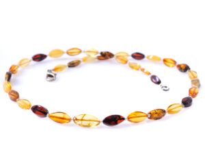 Колие с висулка от живописен кехлибар с фасети