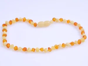 Нежно бебешко кехлибарено герданче в цвят мляко и мед